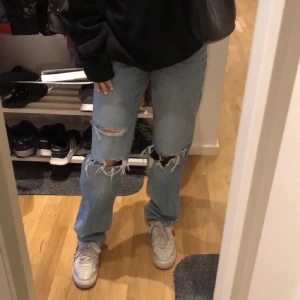 jeans - Säljer då dem var för små för mig🥺 lånad bild av tjejen jag köpte ifrån hoppas de e okej❤️