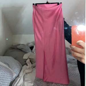 Kjol - En superfin kjol som går till knäna på mig som är 164. Så himla fin rosa färg men är tyvärr för liten för mig💕storlek 34 från Monki.