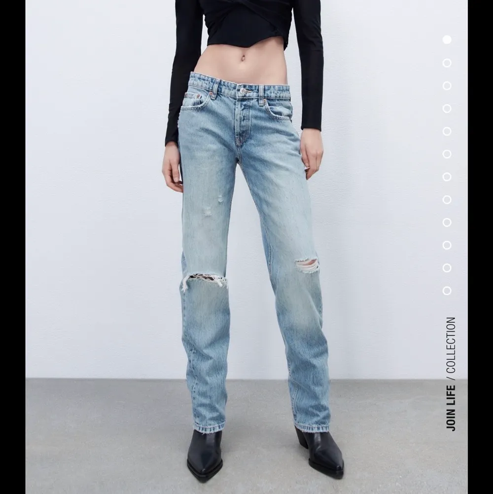 Säljer samma jeans på bilden fast stlr 36! (HAR 34) hel oanvända men han inte skicka tillbaka😬 dom är myxket snyggare på änn på zaras hemsida!! Modellen är mid straight🥰. Jeans & Byxor.