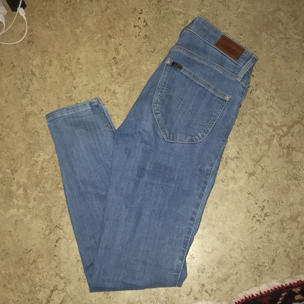 Säljer mina knappt använda lee jeans som är i ankle längd (jag är 160 cm lång) de har dragkejdor ner till för att skapa en tightare look. . Jeans & Byxor.