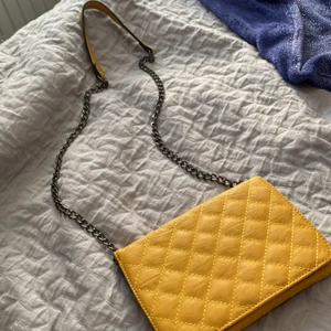 Orange/gul liten väska - En väldigt fin väska jag köpte den på Ullared för ungefär 2-3 år sedan använd Max 5 gånger inga fläckar eller något sång och inga hål den har 3 olika fack köpt för ungefär 200 kronor finns antagligen inte kvar där. Säljer pågrund av att den aldrig blir använd <33