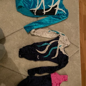 Gymasikdräkter - Säljer tre gymnastik dräkter, då jag slutat på gymnasik. Alla är i xs. Alla tre för 200kr