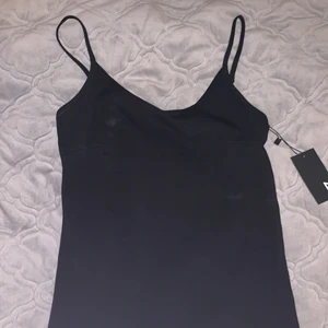 Linne - Helt nytt och oanvänt svart linne. Prislapp sitter kvar