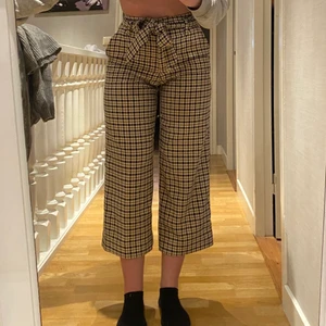 Rutiga kostymbyxor  - Rutiga kostymbyxor från H&M, Sitter jätte bra men är för korta i benen. Jag är 164cm