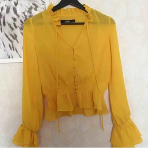 Gul blus - Använd 1 gång bara. Lånad bild