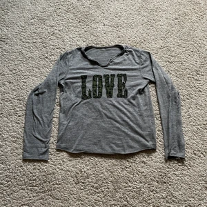 Zadig tröja stl 14/XS - Säljer den här coola Zadig tröjan. Nypris ca: 600. Köpt för länge sedan men den har inte kommit till användning tyvärr. Frakt ingår ej. Priset kan eventuellt diskuteras. 