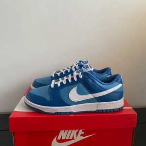 Nike Dunk Dark Marina - Helt nya köpta från JDsport! Det är storlek 44 och skorna är enbart upptagna för foto. Lådan har några flaws från frakten men inget som påverkar skorna!