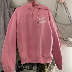  Hoodie  - Det är en Hoodie från ginatricot som är rosa den är i bra skick