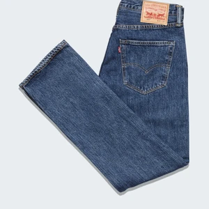 Levis 501 - Hej! Säljer nu mina levis 501 i storlek W30 L32. Dom är inte specielt slitna och har tvättats fåtal gånger. Nypris 1100. Hör gärna av dig för fler frågor😀
