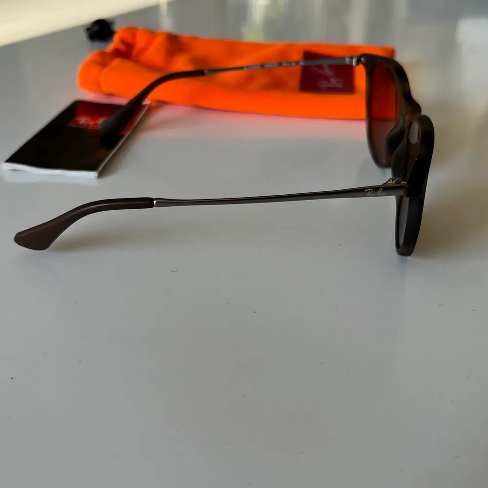 Säljer ett par snygga bruna Ray-Ban solglasögon som är i nyskick! Orginal påse medföljer.❤️ . Accessoarer.