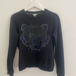Kenzo, storlek S - Denna tröjan sitter bra och är använd några gånger, köpt i Paris på kenzo affären, nypris 2000kr , säljer den för 300kr 