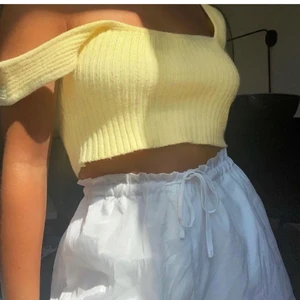 Gul topp - Jätte fin sommartopp! Kommer tyvärr ej till andvänding. 💕 andvänd 2 gånger!