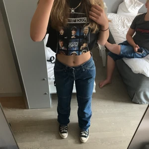 mid rise jeans - as coola jeans som jag inte använder, coola detaljer på och ser lite ut som ” snickarbyxor ” 34cm midjemått och 76cm innerben. De har spruckit mellan benen men är igensytt och syns verkligen jättelite!! ( skickar bättre bilder privat )