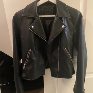 Skinnjacka  - Säljer min skinnjacka i storlek XS som aldrig kommit till användning. Nytt skick eftersom den aldrig är använd. Köparen står för frakten!