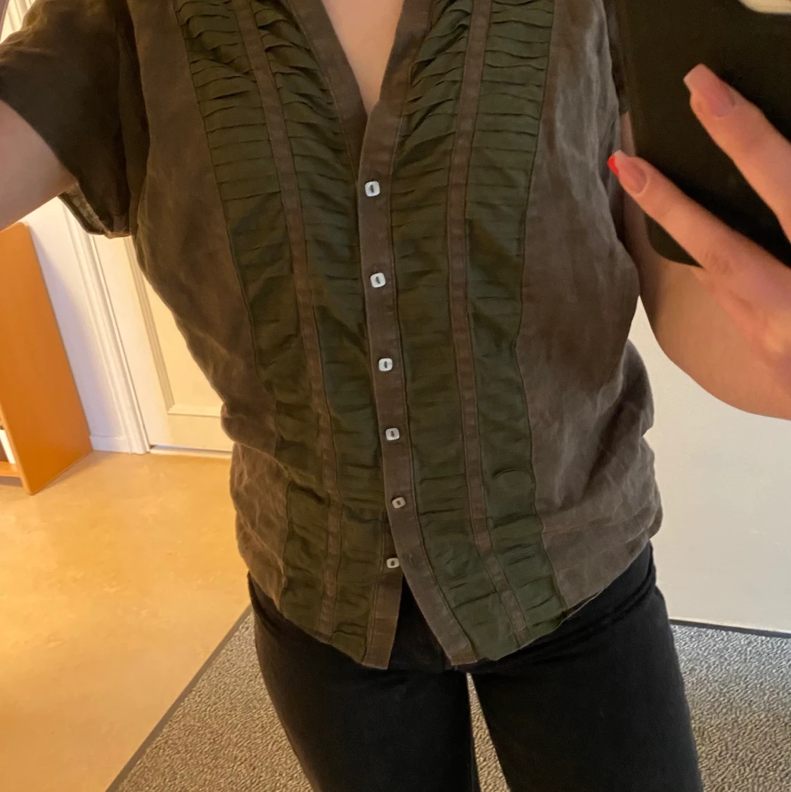 Kortärmad grön/brun blus med knappar - 91