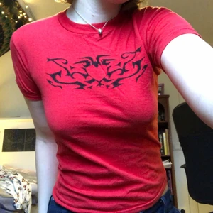 T-shirt  - Tröja köpt secondhand som jag målat med på med textilfärg. Färgen är inte 100% jämn på alla ställen eftersom jag målat den själv, men det är inget man tänker på så mycket. Barnstorlek men passar XS-S med en kroppsnära fit. Supersnyggt till lågmidjade byxor!!