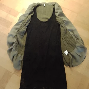Kort klänning och en lång kofta till  - Använd 1-2 gång.siter efter din figur. Båda för 50 kr.det går bra att köpa mer då får ni ett paket pris.stl m i båda.. 