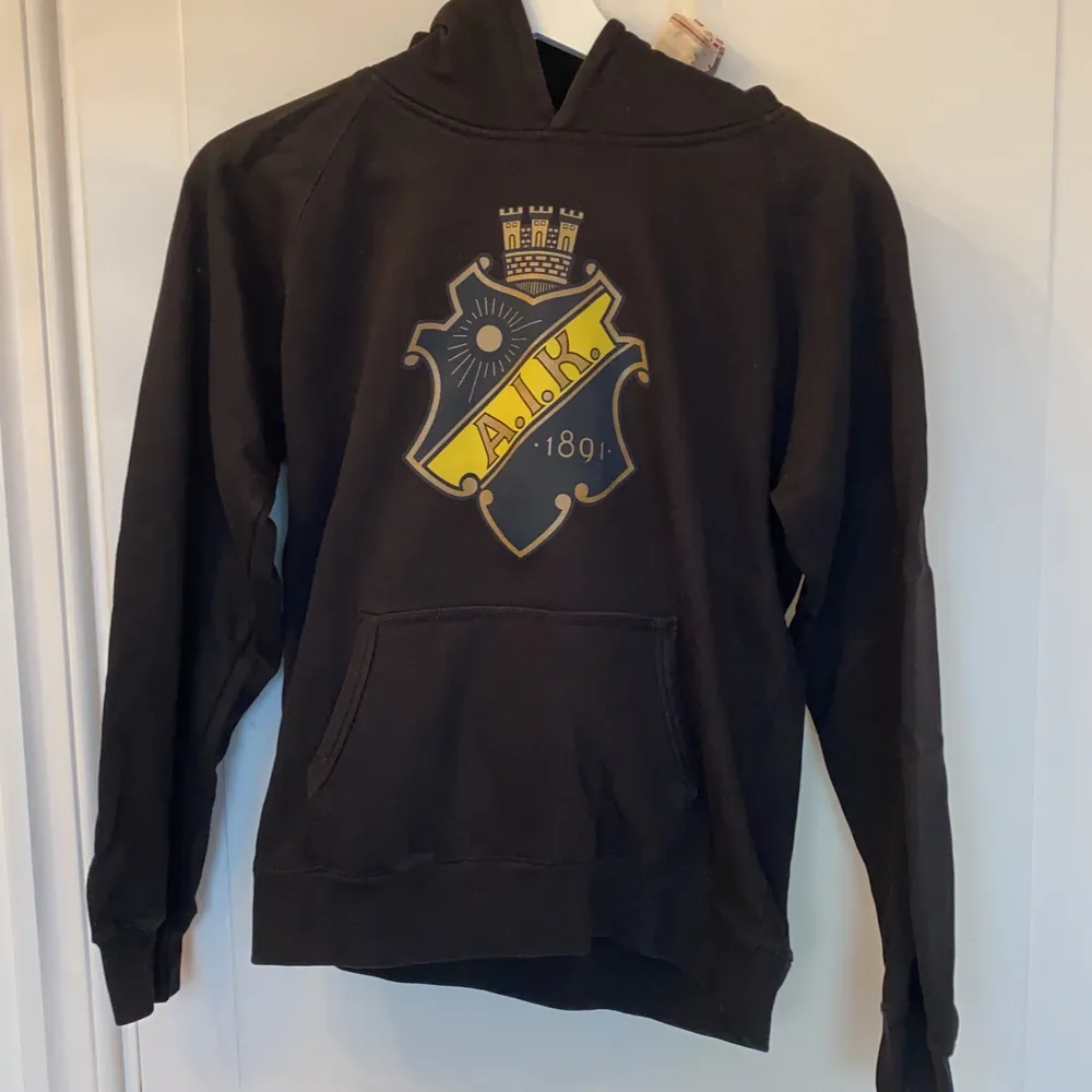 AIK hoodie med tryck fram i bra skick. Storlek 160 barn men passar vuxen Xs.. Hoodies.