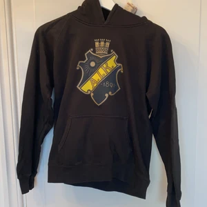 Aik hoodie  - AIK hoodie med tryck fram i bra skick. Storlek 160 barn men passar vuxen Xs.