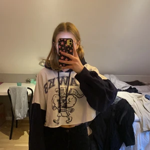 H&M hoodie storlek M - Säljer den här då den aldrig har kommit till användning men den är väldigt skön och lufti. (Väldigt öppen runt magen på om man lyfter hande följer tröjan med)