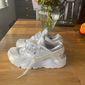 Nike skor - Säljer mina huaraches, storlek 39 men rätt små i storleken