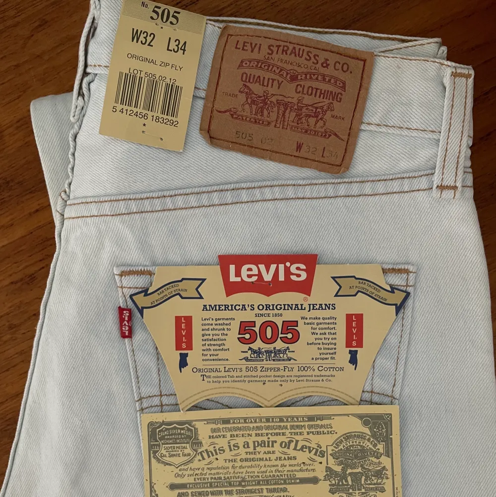 Väldigt ljusblåa jeans från Levis i modellen 505, storlek 32x34, jag brukar ha S, 36/38, 28/29på byxor. Frakt tillkommer . Jeans & Byxor.