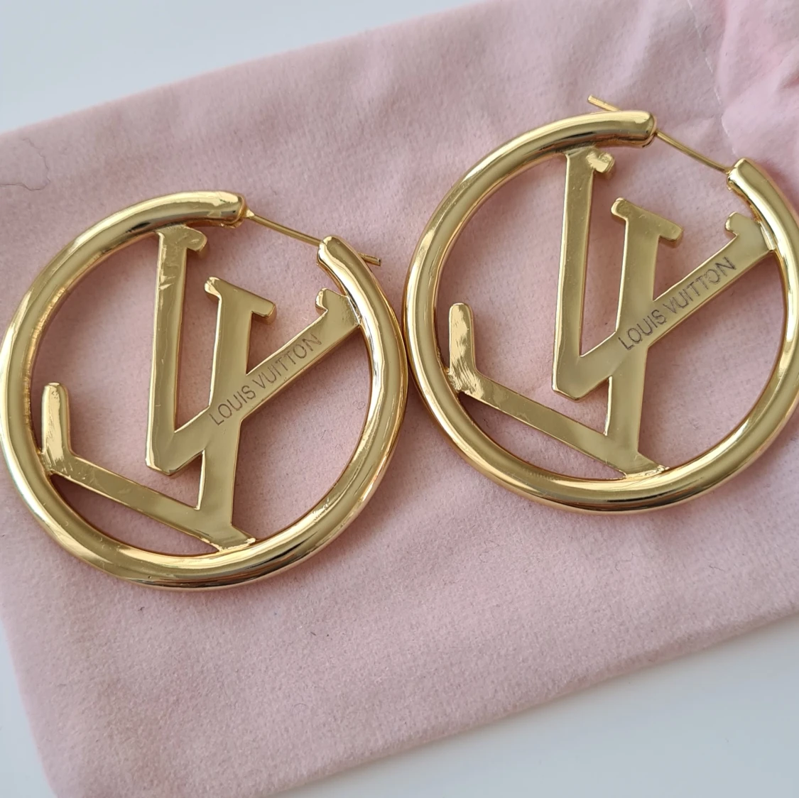 Örhängen LV i guld färg 