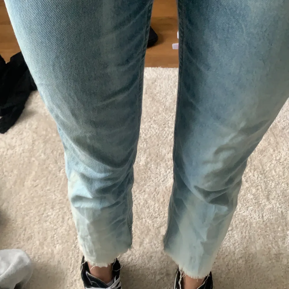 Så coola jeans som jag nu säljer! Säljer pågrund av att jag har ett par väldigt lika. Så najs med en vit t-shirt eller vanliga stickad tröja!👌🏼 . Jeans & Byxor.