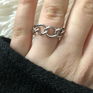 Kedjering - Kedjering som går att få i olika storlekar! Säljer även matchande örhängen och halsband med samma kedja! 