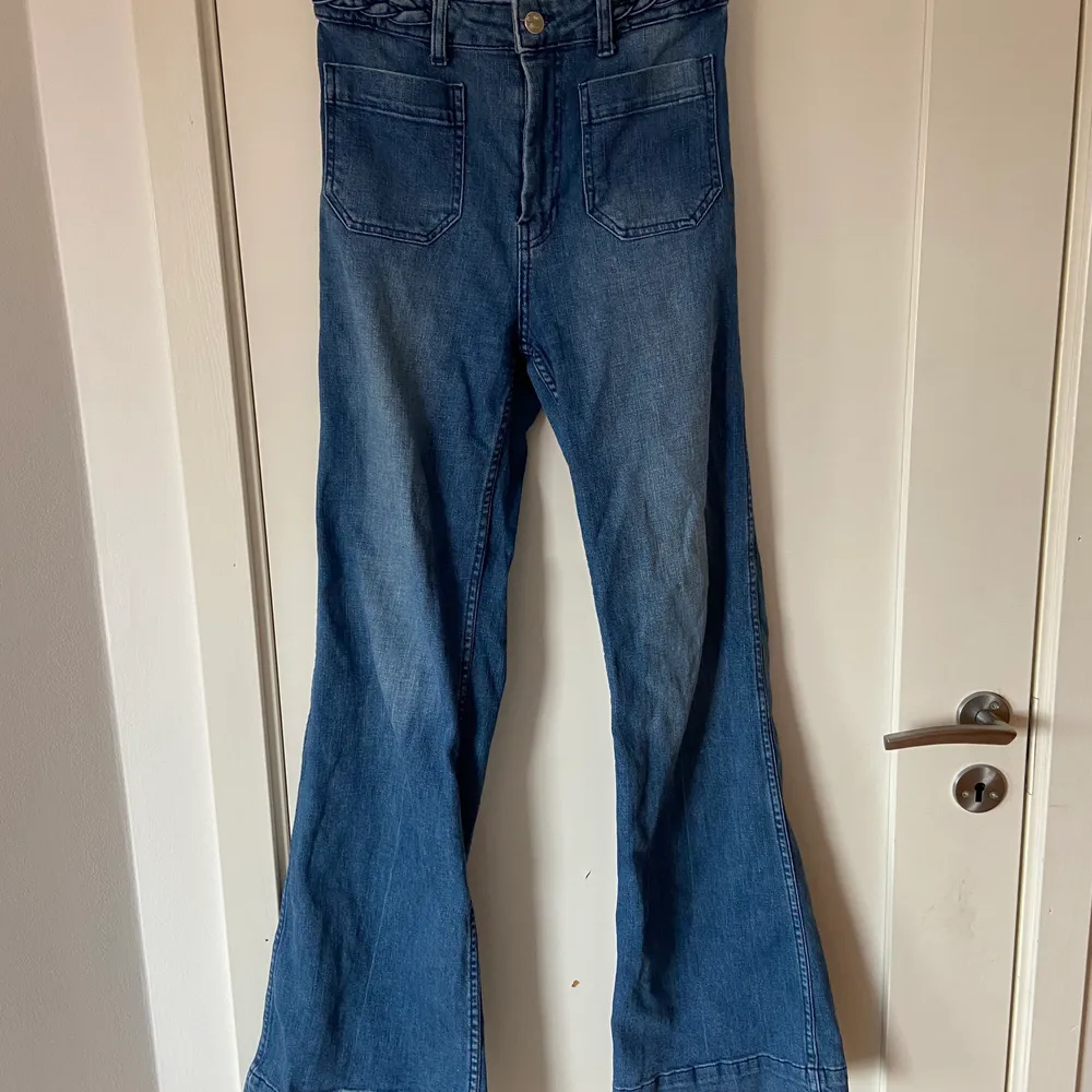Säljer dessa coola bootcut/flare jeans från hm. Högmidjade i storlek 36. 70-tals vibe, väldigt snygga men lite för korta på mig.. Jeans & Byxor.