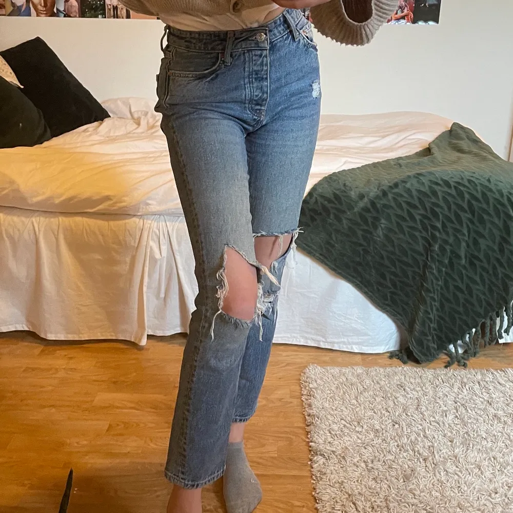 Säljer dessa fina jeans då de inte är min stil längre och jag vill ha mer plats för annat!🥰 frakt ingår ej!. Jeans & Byxor.