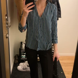 Blus - Blus från H&M, använd 1 gång, mycket bra skick!