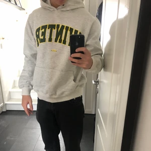Winter Collage Hoodie (Small) - Collage Hoodie (WINTER 1959), storlek small, riktigt fint skick. Köp nu pris 699kr, Bud startar från 150kr minsta höjning 50kr, buda privat eller i komentarerna. Budgivning avslutas 48h efter första bud!