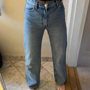 Säljer dessa jättefina jeans från Monki i storlek 24 som tyvärr inte kommer till användning❤️Bra skick i färgen mid blue 