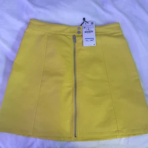 Kjol - Gul kjol ifrån Zara. Aldrig använd, prislapp kvar. Strl M. Säljer för 70kr