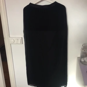 Långkjol  - Svart tunn kjol men en med en kortare innerkjol i. Mycket fint skick. Strl 34, säljer för 40kr