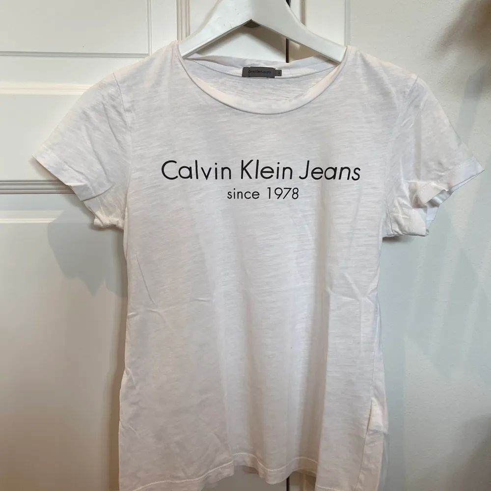 Vit t-shirt från Calvin Klein i bra skick💫. T-shirts.