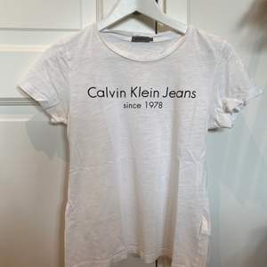 Vit t-shirt från Calvin Klein i bra skick💫
