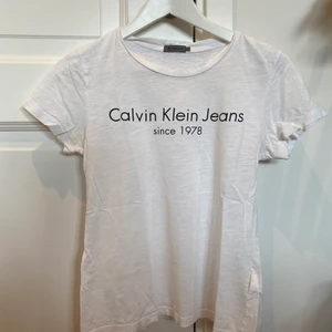 Calvin Klein t-shirt  - Vit t-shirt från Calvin Klein i bra skick💫