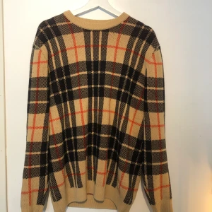 Stickad tröja från Vailent i storlek S.  - Stickad tröja från Vailent i storlek S. Tröjan är inte i ett stickigt material, den är i ett super mjukt material! Frakt ingår ej. 