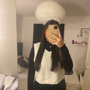 Stickade v ringade västar - Skitsnyggase stickade västar som tyvärr inte kommit till användning. Den vita är använd en gång o den svarta är inte ens testad. Går att köpas ihop men även separat. Buda från 150kr 