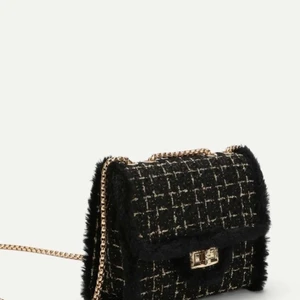 Väska  - Oroligt fin väska som går att bära runt axeln men även tvärs över . Med fack där inne. 