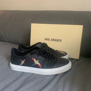 Axel arigato Clean 90 bird black leather - Storlek 44, använda ett fåtal gånger. Kommer med original kartong och skopåse.