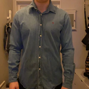 Jeans skjorta  - Jeans skjorta av märket Morris. Storlek Large. Köpte den för några år sedan, knappt aldrig använd. Betalning via Swish. 