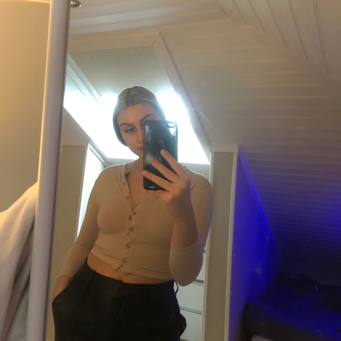 beige kort tröja med knappar - 90