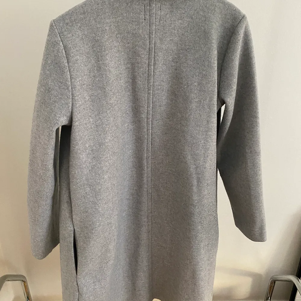 Light grey Zara coat! Perfect condition! It is quite light so perfect for spring or fall or as a layering piece!  The price is negotiable, so feel free to send me a message to discuss or if you want more information/pictures!☺️ I accept Swish and PayPal if you rather do that!. Jackor.
