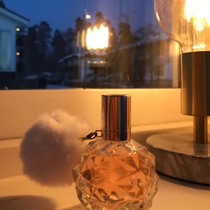 Ariana Grande Parfym - HELT OANVÄND!! Köpte denna för 4 månader sedan men har aldrig kommit till användning så säljer. Frakt och pris kan diskuteras:)