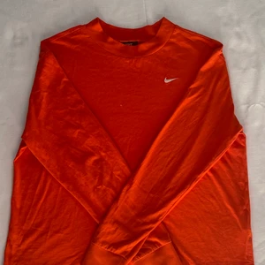 Nike tröja orange - Långärmad T-shirt strl S. Passar från XS-M beroende på hur man vill att den ska sitta. 100% bomull. Knappt använd, alltså väldigt fint skick. Köpt på junkyard för typ två år sedan.🧡🧡🧡