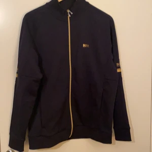 BOSS ATHLEISURE  sweatshirt strl M - NYSKICK!!! Använd Max 2 gånger. Köpt för 1899kr. BOSS ATHLEISURE Skaz sweatshirt - Regular fit - Mörkblå. 