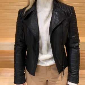 Primeboots Allegra black skinnjacka - Primeboots Allegra black skinnjacka i nyskick stl 38, endast använd två gånger. Detta är deras exklusivare jacka i det kraftigare lädret, med svarta detaljer. Säljer den endast för att jag har en nästan likadan och därför ej kommit till användning.  Grym passform och en riktig klassiker!  Nypris: 3699kr, kvitto finns, inköpt på Raglady. 